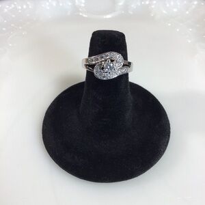 Gorgeous Cubic Zirconia Silver Wedding Engagement Fashion Ring - Size 9
